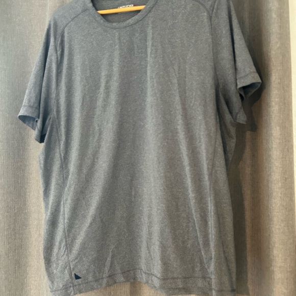 Untuckit x large - Picture 4 of 4